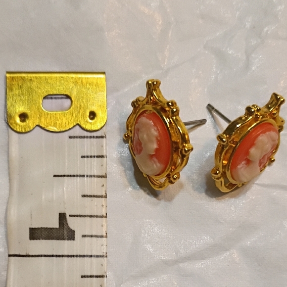 Elegant Gold and Cream Cameo Earrings - Picture 3 of 4